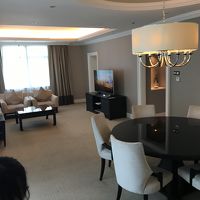 リビング・ダイニング。広くて開放感あります。テレビもでかい！