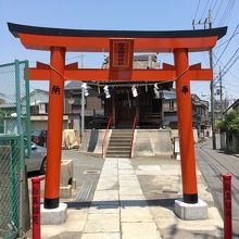 鮮やかな朱塗りの鳥居