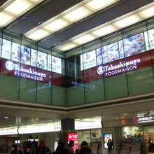 ２階から見上げた外観