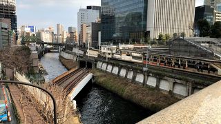 都心を蛇行しながら流れる印象的な川