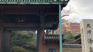 坂の下にあります