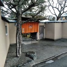 玄関です。ぱっと見”料亭”です！