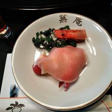 １品目　赤足エビとフルーツの前菜