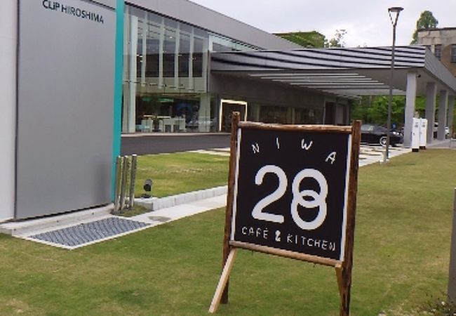 広島トヨペットによる展示場の2Fにあるカフ