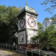 右手には「旧呉海軍工廠搭時計」