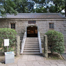 「旧高烏砲台火薬庫」、重要文化財です