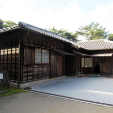 背後は和館になっています