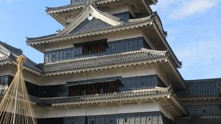 急こう配の階段をよじ登ります。