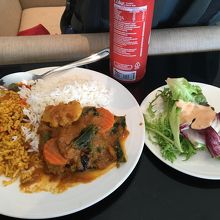 カレーとサラダ。