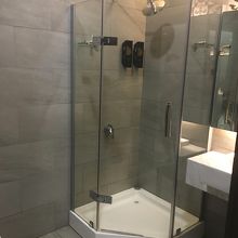 トイレの個室内にこのようなシャワーコーナーがありました