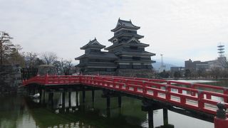 橋の袂から見る天守閣も非常に美しいと思いました。