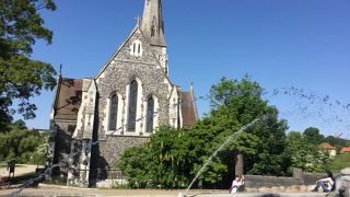 ゲフィオンの泉の隣にある地味な色で落ち着いた建物