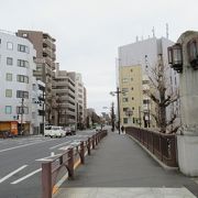 ９０年近く経った今でも役立っている頑丈な跨道橋です