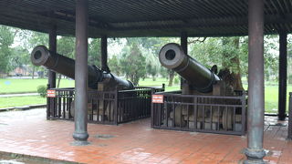 多いな大砲が並んでいます。