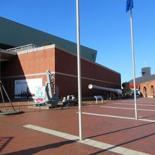 入館する前に「レンガパーク」の屋外展示をチェック