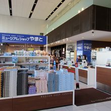 館内に入って左手はミュージアムショップ
