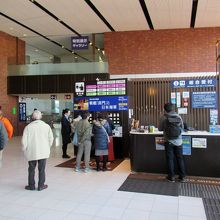 右手でチケットを購入します