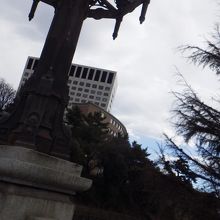 橋柱と一体している橋灯