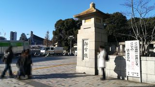 明治神宮参拝のため渡ります