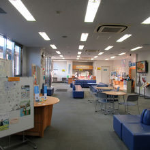 一番奥に「市民サービスコーナー」があるものの、広々！