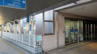 旅心を喚起される広々とした案内所です