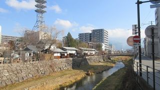 松本の市街地をゆったりと流れています。