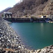 湖越しに奥秩父の山が望める （広瀬ダム）