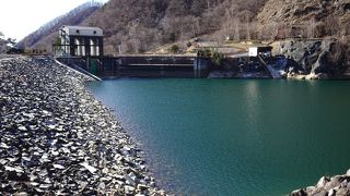 湖越しに奥秩父の山が望める （広瀬ダム）