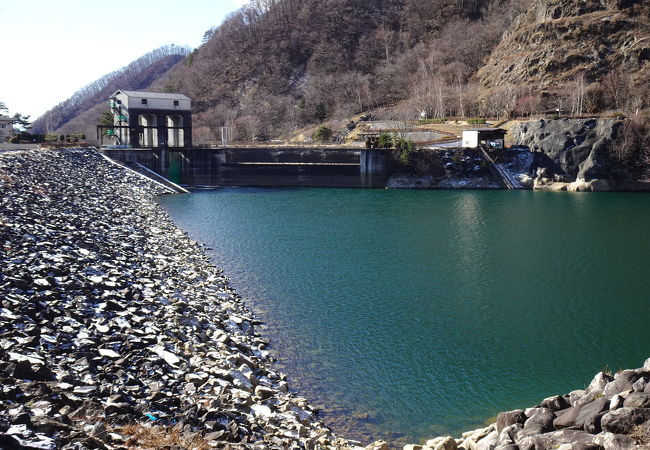 湖越しに奥秩父の山が望める （広瀬ダム）