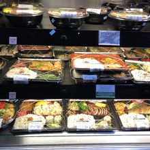 日本のお弁当のようなものも売っています。
