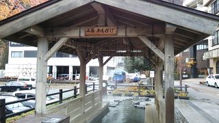 宇奈月公園の駐車場の隅にある足湯