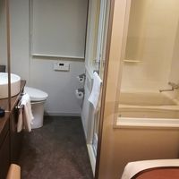 部屋は決して広くはないですが機能的です。