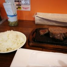 これにサラダとお味噌汁が付きます。