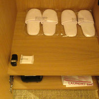 フカフカのスリッパ、下段には靴乾燥機