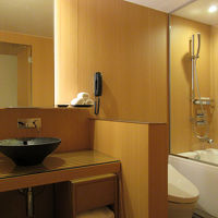 こちらも美しいバスルーム、洗面器は陶器、トイレは自動洗浄