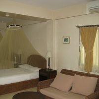 ベッドに虫よけの蚊帳のようなネットが掛かっている