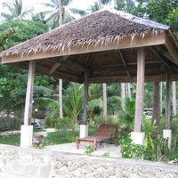 中庭でベンチに寝そべってウトウト