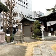 千束稲荷神社の境内にあります