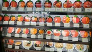 人気のうにいくら丼を食す