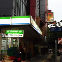 スクムヴィット通り沿いで低層階の通り側は多少うるさいかも。