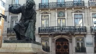 アントニオ・リベイロの像