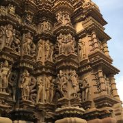 カンダリヤ寺院より小さいが、柱の陰や基壇にも見所あり