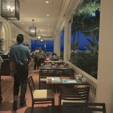 一番奥の席は開店前に並んで確保