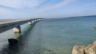 青い海にかかる橋