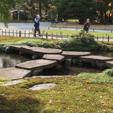 雁が飛んで行く風景を模した