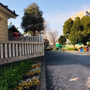 鶴見神社の裏側にある小さな公園です