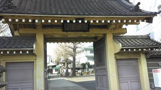 大通りに面して