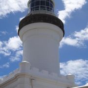 真っ青な海と空にマッチする白い灯台