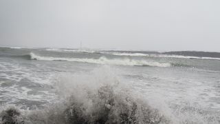 荒波逆巻く冬の河口