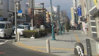 しめ縄が結ばれた小さな黒い石